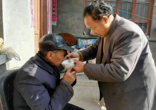 儿女|农村的“假孝顺”风气蔓延，很多子女中招，老人只能偷偷抹泪