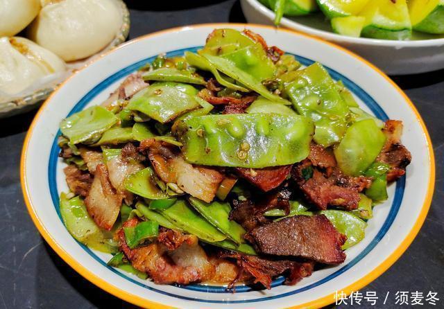 猪肉|一家三口的晚餐,猪头肉炒农民豆,火腿肠鸡蛋炒辣椒,大葱猪肉包