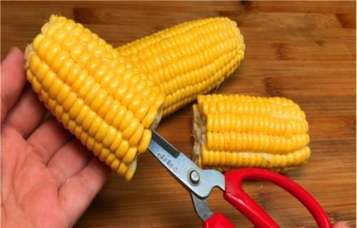 实用|才发现,剥玉米这么简单,剪刀一转全散开,两分钟剥一大盆,实用