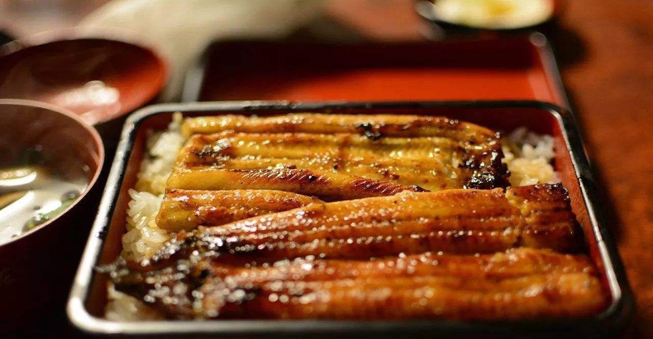 鳗鱼稞|大爷街边摆摊卖“豪华小吃”,60块钱一碗,识货人很便宜