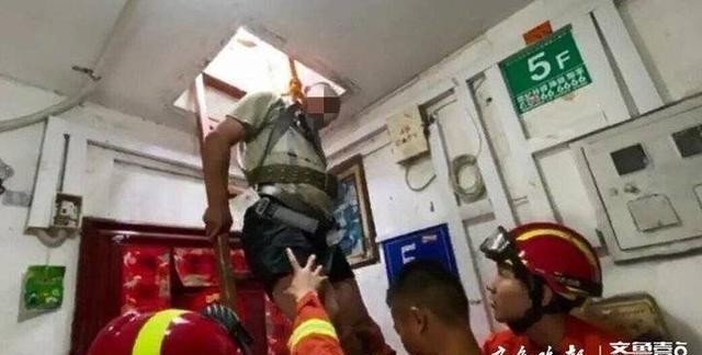  泉城|楼顶修东西突然腿没了知觉，泉城广场消防员悬绳救下被困男子