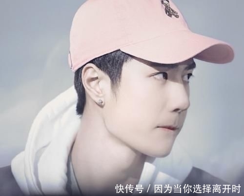 摸手|王一博回归天天兄弟变小孩,汪涵开车他在后座撒娇,摸手安抚太宠