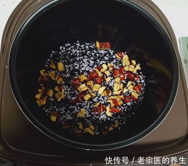 米粥|红枣黑米粥,做法简单,营养美味,越喝越年轻