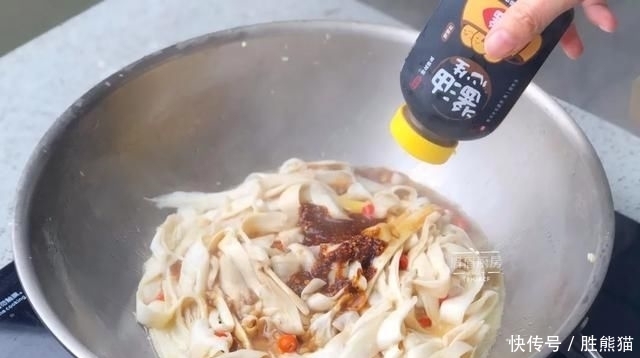 口感|不醒面不擀面,一把剪刀就能做面条,口感劲道爽滑,全家都爱吃