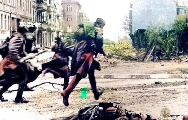  景象|上色老照片：第三帝国崩溃之时的景象，柏林街头躺着战死的德军