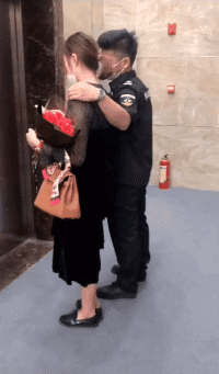 搞笑|搞笑GIF:小弟弟你这么小就会撩妹啊