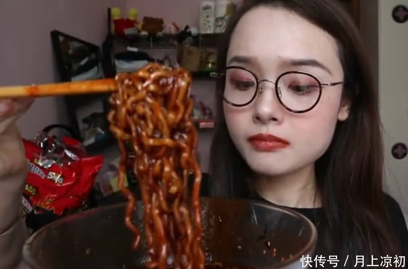 厌恶|女子直播忘记关摄像头,随后女子的行为让粉丝都生出了厌恶之情