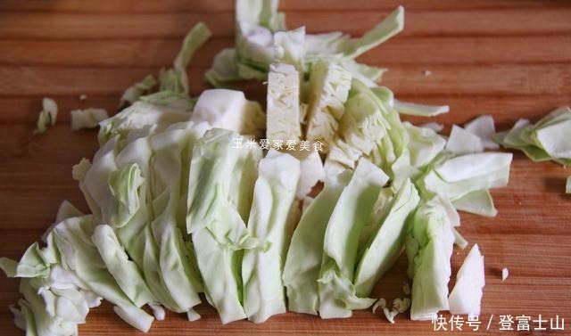 做法|包菜最下饭的做法,一次拌5瓶,酸辣脆爽,比吃肉还香