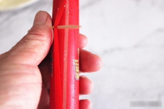  接下来我们|吃了这么久火腿肠，才知道按一下这地方，外皮一碰就开了，真简单