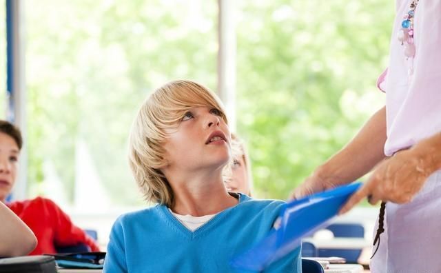  孩子|小学生口罩绳断裂，坚持咬着戴，孩子为何不敢向老师求助