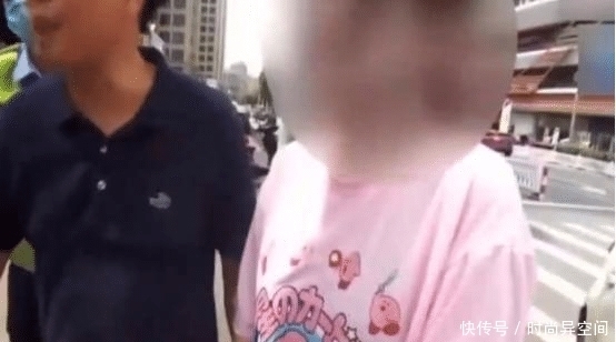  擦碰|17岁女生骑车擦碰轿车被索赔500元，街头无助哭泣，路人帮垫付