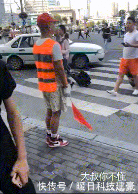  美人鱼|GIF搞笑趣图: 海边拍照要注意, 一不小心让你变成美人鱼