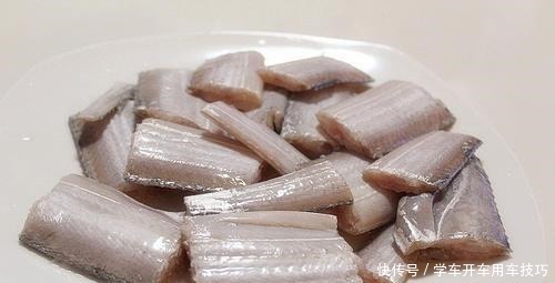 炸出的带|干炸带鱼，直接拍粉炸就错了，难怪腥气不好吃，大厨这样做才对