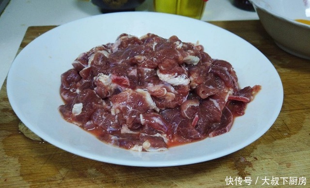 下饭|家常菜怎么做？大叔教你水煮牛肉，香气扑鼻，简单易学，非常下饭