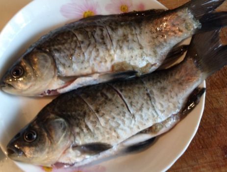 汤汁|炖鲫鱼汤时,用热水还是冷水做对了,鱼肉嫩滑,汤汁香浓发白