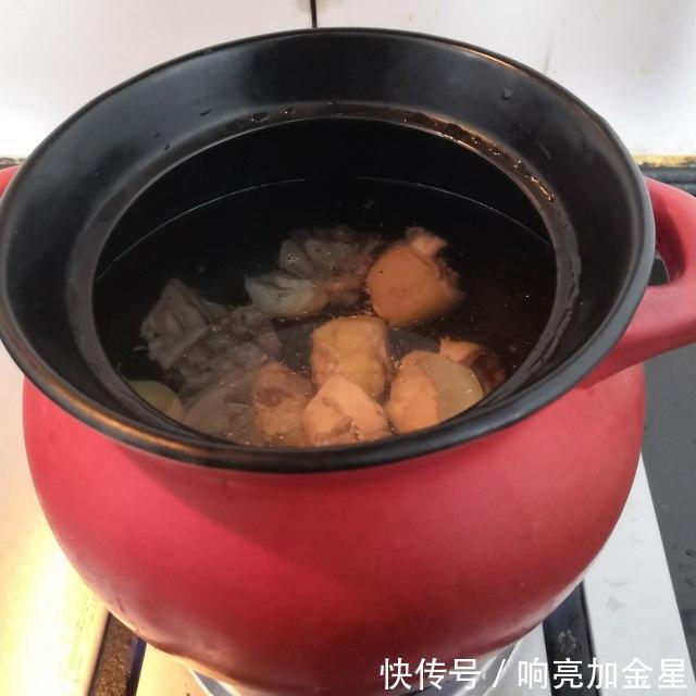  好喝|茶树菇鱼丸鸡汤，营养丰富，鲜美好喝