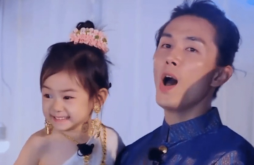 妈妈|李乐祺到底多像妈妈戚薇镜头特写母女脸蛋,全明白了