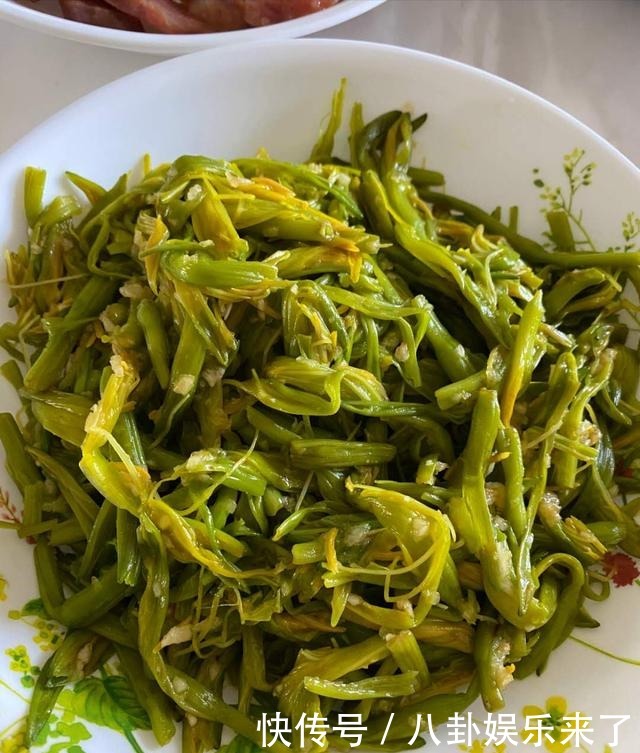 饺子|岳云鹏晒午餐,一桌子下酒菜和饺子,获7万多赞,网友真接地气