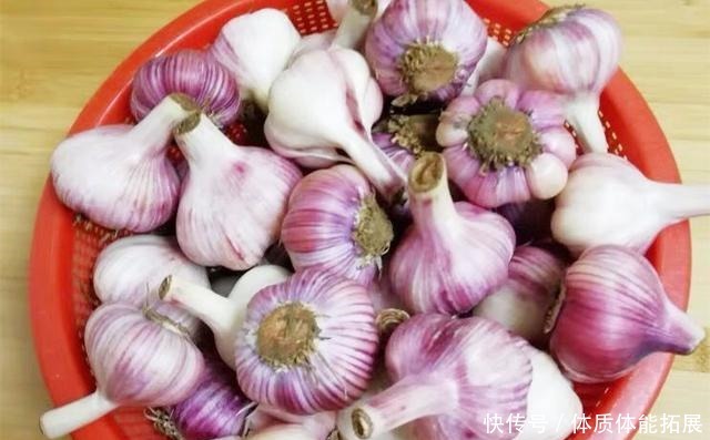 腌制|“腌糖醋蒜”只加糖和醋那就错了，少了它，蒜苦涩难吃还易坏