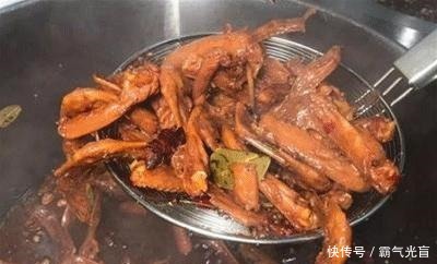 白领|宜宾新晋“美食街”,一到饭点儿人挤人!学生、白领都爱去……