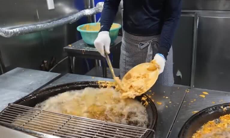 炸鸡小吃|炸鸡店生意冷清,老板换个烹饪方式,立马成为食客喜欢的网红美食