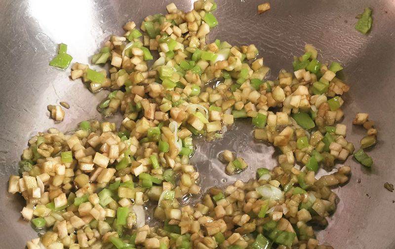 孩子|茄子的新吃法,在外面吃不到,做成馅料比肉香,出锅全家人抢着吃