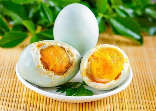 冰箱|吃不完的咸鸭蛋,千万别直接放冰箱大厨教您一招,放1年都新鲜