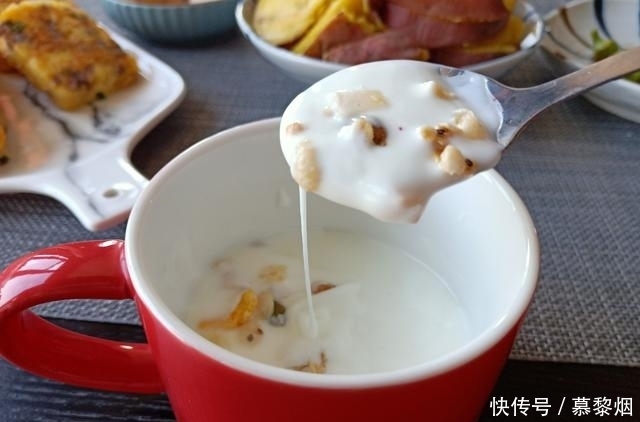 生活|老两口的极简早餐,10分钟上桌,价格不贵吃得舒服,生活美如诗