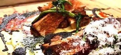 碗盘|这家餐厅没有一个碗盘，食物直接放桌子上，游客却吃得津津有味