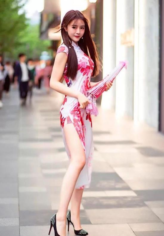短装|街拍:面带微笑的美女,柔美的长发,气质大方的短装搭配简洁唯美