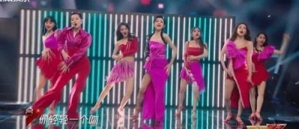 跳舞|万茜受伤依然站C位,全员单手跳舞有团魂,宁静顾全大局帮忙拉票