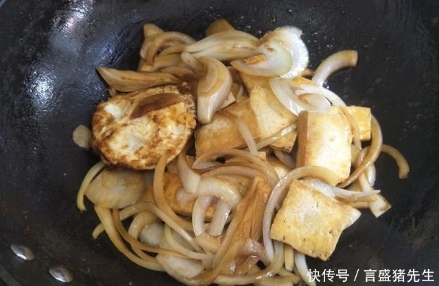 把豆腐|豆腐鸡蛋新吃法，鲜香入味，隔三差五做给家人吃，营养好吃人人夸