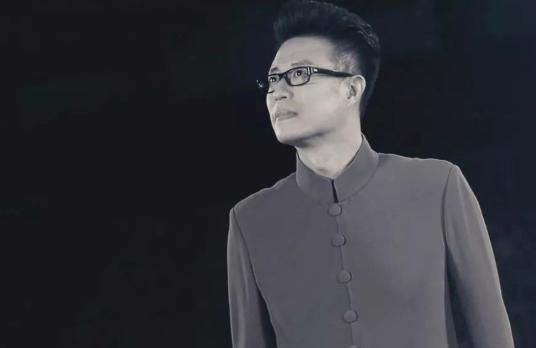 主持|他是央视名嘴,妻子意外瘫痪不离不弃,今52岁儿女双全成人生赢家