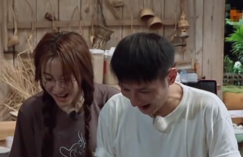 举动|《向往4》黄磊花3小时做叫花鸡,何炅一举动穿帮网友懒得装