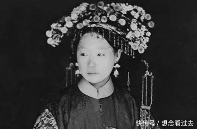 清朝|清朝罕见老照片女子衣不蔽体,此人竟是出嫁的新娘!