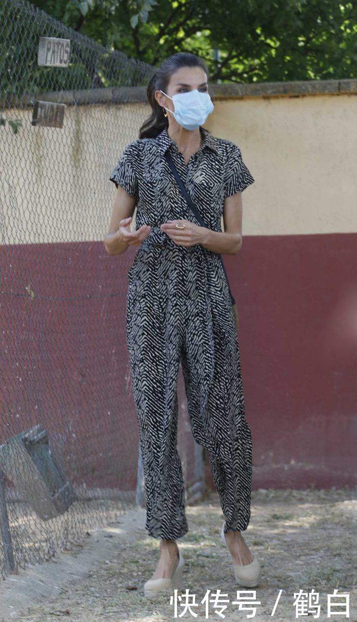  连体|西班牙王后穿连体裤亮相，端庄气质又时髦，唯独花纹太像老年装