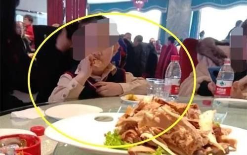 全家|奶奶带5岁孙子参加喜宴,事后全家被拉黑,得知真相妈妈火冒三丈