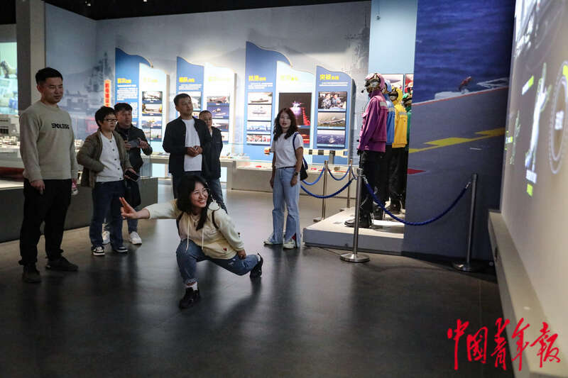 人民海军成立75周年之际 市民游客走进海军博物馆