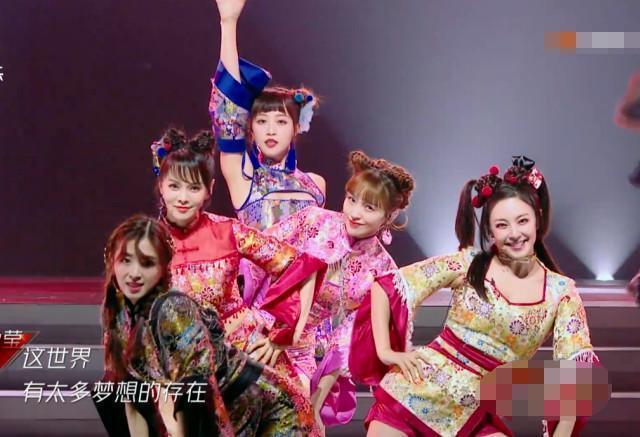 别人|别人扇子都粘在腰上,谁看见蓝盈莹扇子咋放的?难怪敢跳大动作