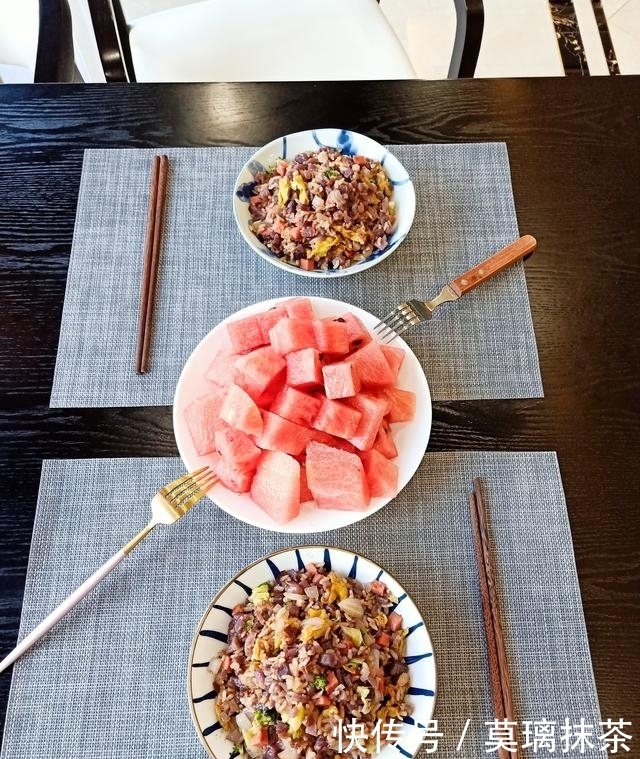 晚餐|今日晚餐绝了!一口饭一口瓜,走红朋友圈,网友:打开新世界