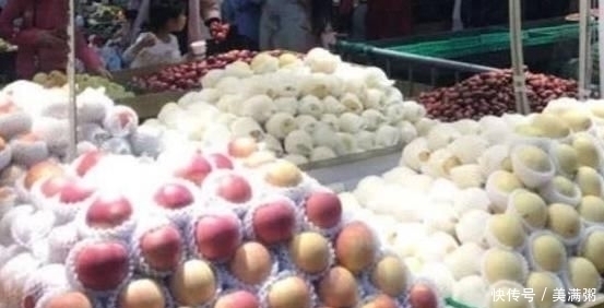 老板|老板强迫症,硬把水果摆成这样,服务员叫苦,顾客却夸舒服