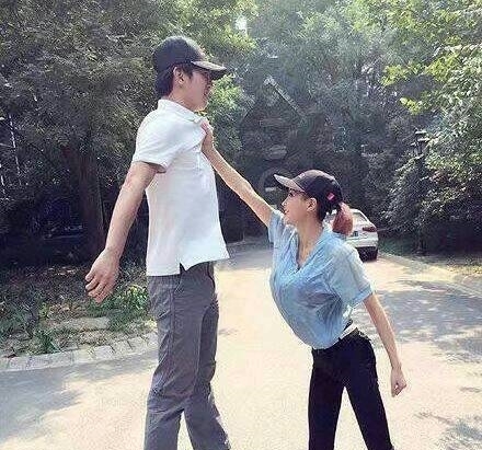 大人|搞笑图片幽默段子笑话: 哈哈哈,大人怎么不给孩子撑伞呀