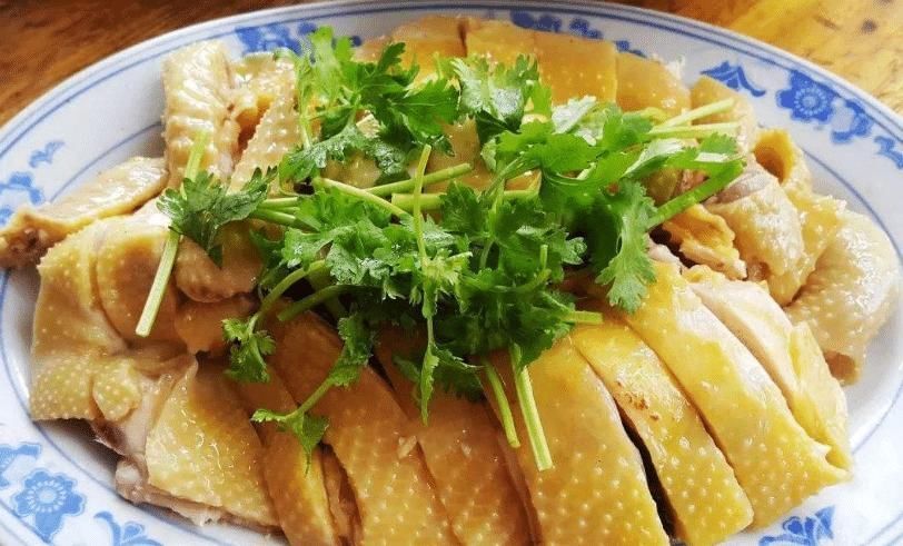 大厨|怎么做正宗白切鸡只会水煮就错了,大厨这么做,鸡肉皮脆肉滑