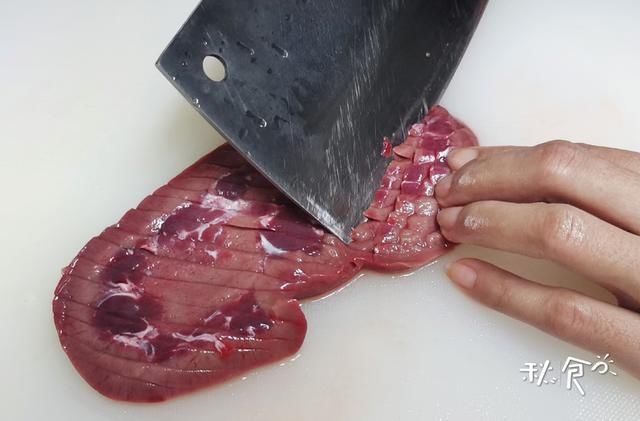 新鲜的猪腰|炒腰花“去腥”是关键,做好这3步,炒出的腰花鲜嫩好吃,没腥味