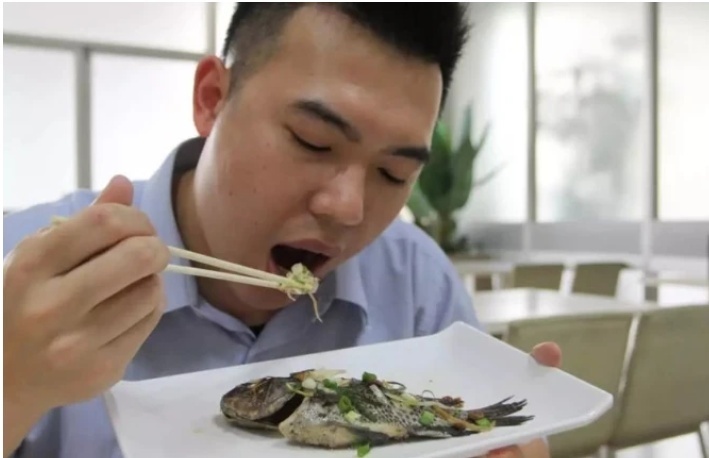 鱼刺|鱼刺卡喉咙里别再喝白醋了,教你一个小妙招,鱼刺自动消失不见!