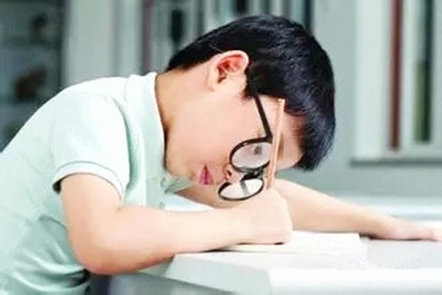  别晚|多数孩子存在“脊柱侧弯”，问题在于父母，矫正别晚于这个时间