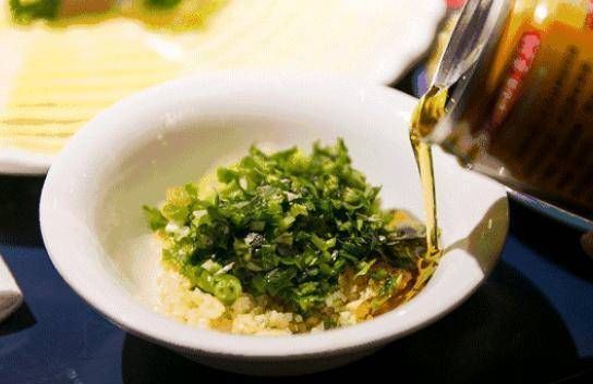 服务员|吃火锅时,专调这3种蘸料的人,服务员一看就是资深吃货