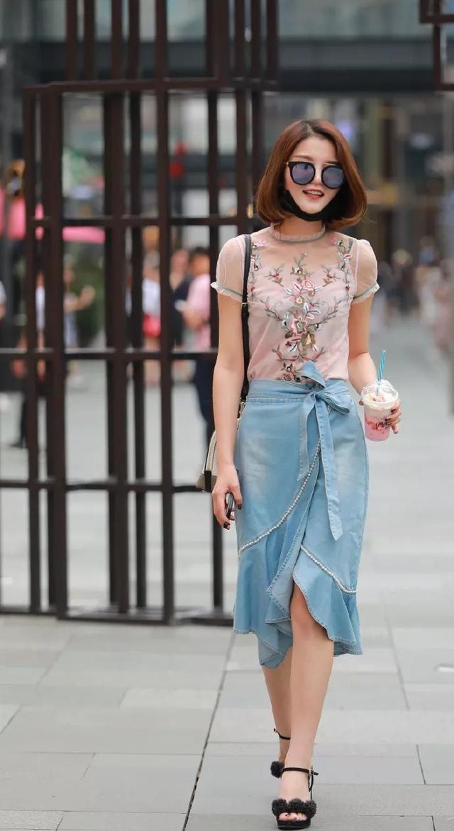 尖头|街拍:小美女身穿V领配牛仔裤,脚踩尖头高跟鞋,充满了气质与魅力