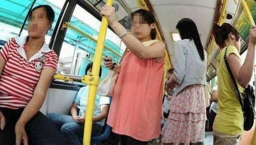 让座|我是孕妇，你就得给我让座面对逼迫，7岁男童的反应尽显教养