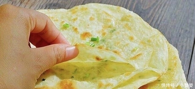 花椒粉|饺子皮新吃法,5分钟做一锅煎饼,酥脆好吃,美味又香,上桌抢光